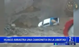 Camioneta es arrastrada por huaico en La Libertad