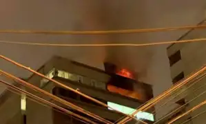 Miraflores: incendio afecta edificio de calle Alcanfores