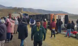 A pocas horas de la Navidad: choque entre tráiler y ómnibus deja muertos y heridos en Arequipa