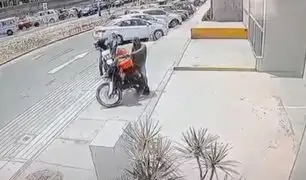 Callao: delincuentes escapan a pie después de que su moto se incendiara por fallas técnicas