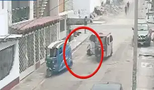 VMT: raqueteros lanzan a un hombre de mototaxi cuando eran perseguidos por vecinos