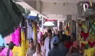 Comerciantes de Mesa Redonda venden ropa interior con código 'QR' para este Año Nuevo