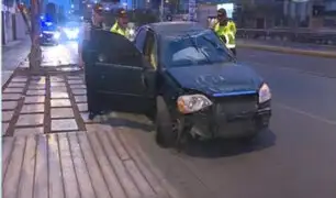 San Borja: auto se despista en la Vía Expresa y termina impactando contra un muro
