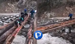 Áncash: cruzan troncos de madera sobre río y arriesgan sus vidas