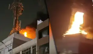Incendio daña antena de telecomunicaciones sobre edificio en la avenida Habich en SMP