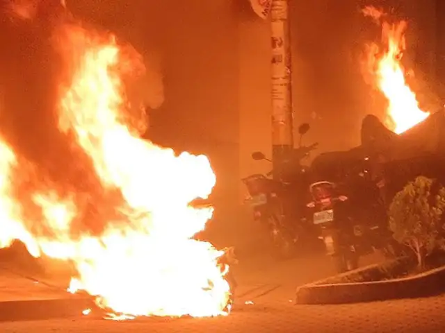 Cercado de Lima: delincuente incendia motocicleta valorizada en 8 mil soles