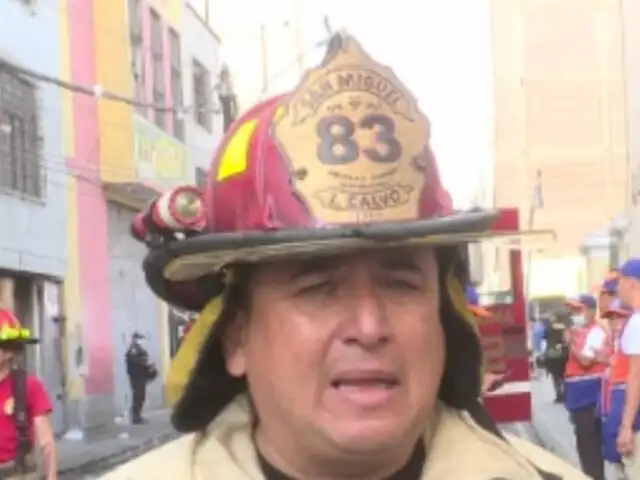 Incendio cerca a Mesa Redonda: congestión vehicular dificultó la llegada de bomberos