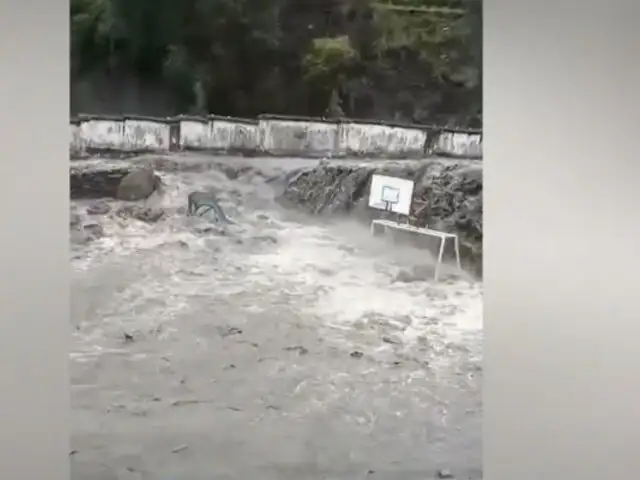 Puno: huaico destruye puente y deja al borde del colapso a un colegio