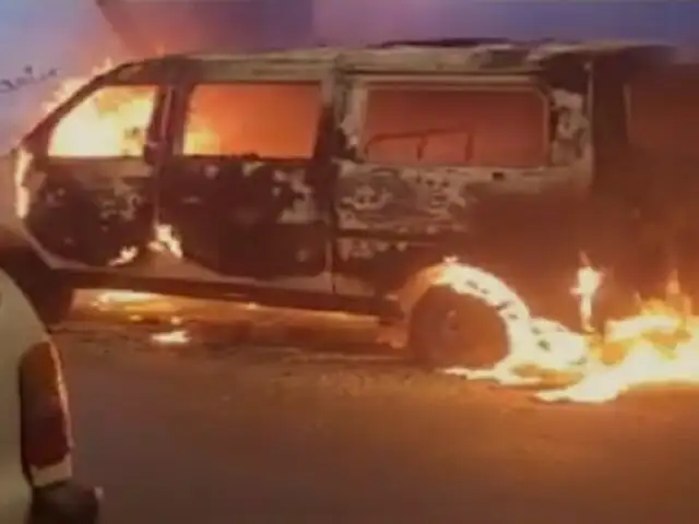 Incendio en Cercado de Lima: denuncian que personas de mal vivir prendieron fuego a miniván en jr. Chota