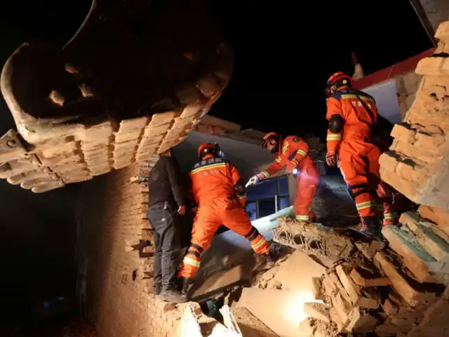 China: más de 100 muertos deja potente terremoto en la provincia de Gansu