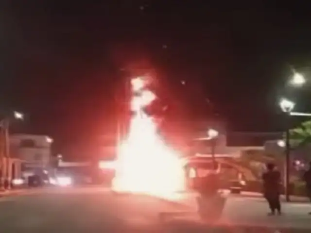 San Martín: árbol navideño se incendia a pocas horas de ser inaugurado en plaza de Armas de La Rioja