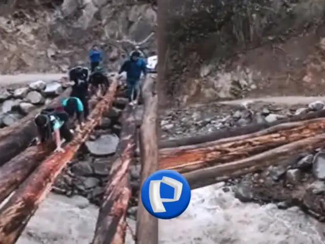 Áncash: cruzan troncos de madera sobre río y arriesgan sus vidas