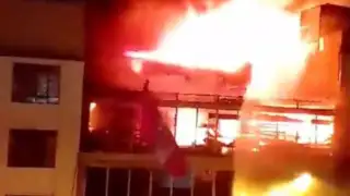 Cercado de Lima: incendio de grandes proporciones se registra en galería de Mesa Redonda