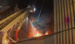 Incendio en Mesa Redonda: 27 unidades de bomberos lograron controlar fuego que destruyó galería