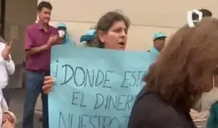 Alcalde y trabajadores municipales de San Luis protestan ante el MEF por embargo de Foncomun