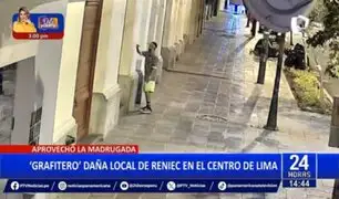 ¡Indignante! 'Grafitero' daña local de RENIEC en el Centro de Lima