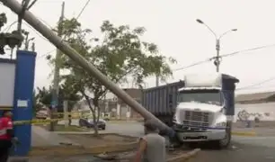 Accidente en el Callao: camión choca contra combi y derriba poste en av. Argentina