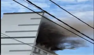 Miraflores: incendio afecta por lo menos tres pisos de edificio