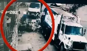 SJL: dos trabajadores de limpieza terminan heridos tras ser impactados por camión de pollos