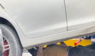Miraflores: colectivero se mete debajo de su auto para evitar que se lleven el vehículo al depósito
