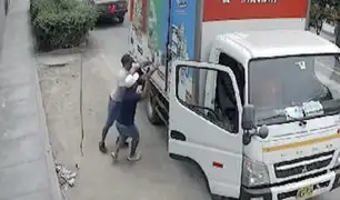 Roban a trabajadores de camión repartidor afuera de un local en Comas