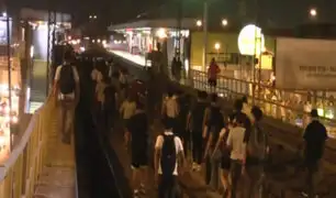 Línea 1 del Metro de Lima: usuarios caminan por las vías ante suspensión de servicio