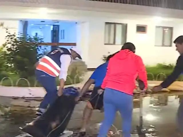 Ancón: vecinos limpian malecón inundado por fuerte oleaje