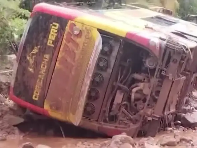 Chanchamayo: pasajeros salvan de morir luego que huaico arrastrara bus en el que viajaban