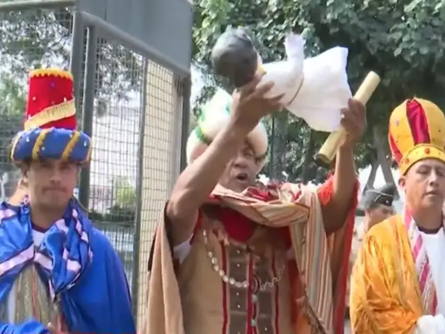 Policías recrean tradicional Bajada de Reyes en el Centro Histórico de Lima