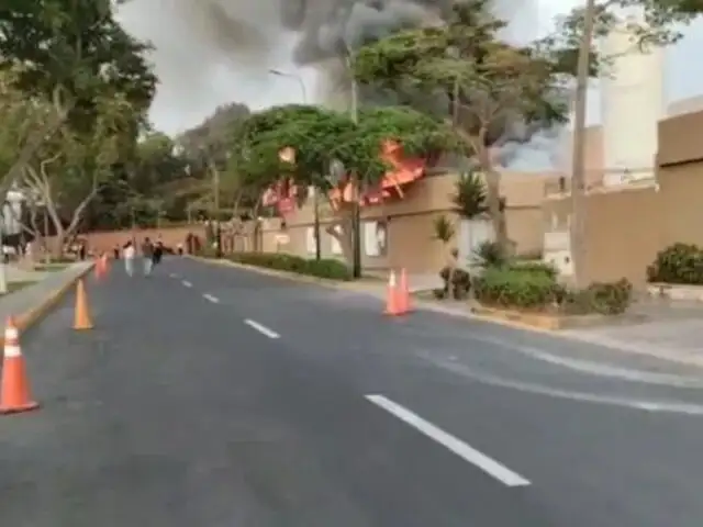 Surco: Incendio de grandes proporciones se registra en la clínica San Pablo