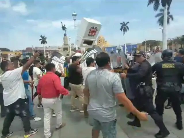 Trujillo: enfrentamientos tras retiro de tachos de basura y adornos de la Plaza de Armas