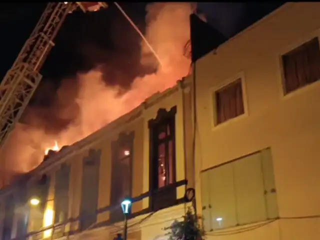 Cercado de Lima: incendio de código 3 consume casona en el Jr. Ucayali frente a la Biblioteca Nacional