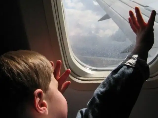 ¿Planeas viajar con niños en avión?: 5 tips para evitar una tormentosa experiencia