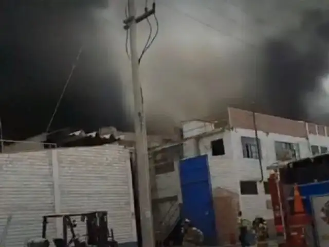 Cercado de Lima: incendio de grandes proporciones consume almacén de productos plásticos