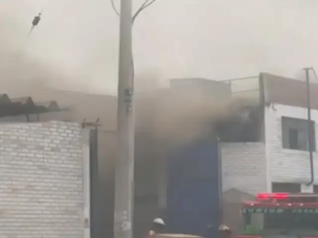 Cercado de Lima: incendio consume almacén de maquinarias de gimnasio
