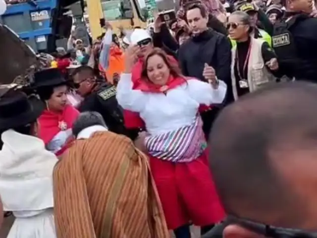 Dina Boluarte: mujer se abalanza contra presidenta y la agarra de los cabellos