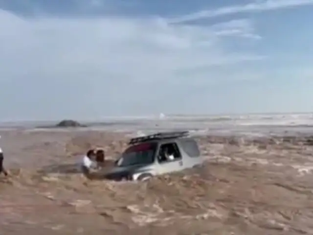Salvan a conductor en Tacna: su camioneta quedó atrapada en playa El Toro
