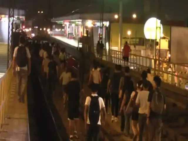 Línea 1 del Metro de Lima: usuarios caminan por las vías ante suspensión de servicio