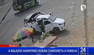 Trujillo: a balazos delincuentes le arrebatan camioneta a familia