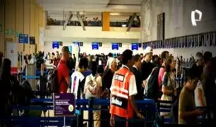 Pasajeros varados en Aeropuerto Jorge Chávez por retrasos de vuelos debido a escasez de controladores