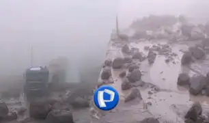 Vía Arequipa – Puno: huaico destruye carretera y deja vehículos varados