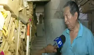 Ancianos denuncian que las escaleras de su edificio están llenas de jabas que impiden el paso
