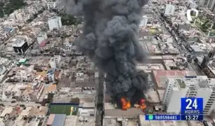Reportan voraz incendio en inmueble en San Miguel: dos bomberos quedan heridos