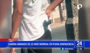 ¡Increíble! Hombre armado camina por las calles de Trujillo en pleno estado de emergencia