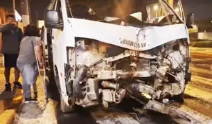 Vehículo choca y derriba dos postes en la carretera central en Ate