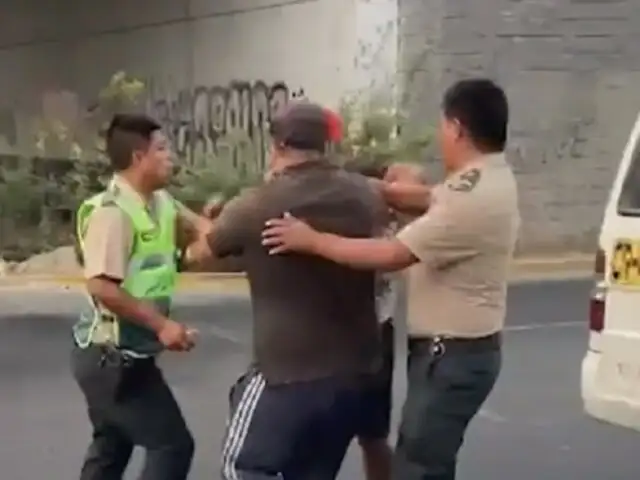 Cercado de Lima: policía de tránsito es agredido por chofer y cobrador de combi informal