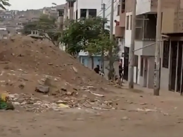 Vecinos de VMT cansados de tener cerros de tierra y basura en vez de pistas: denuncian que obras no avanzan