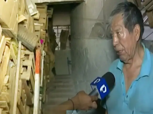 Ancianos denuncian que las escaleras de su edificio están llenas de jabas que impiden el paso