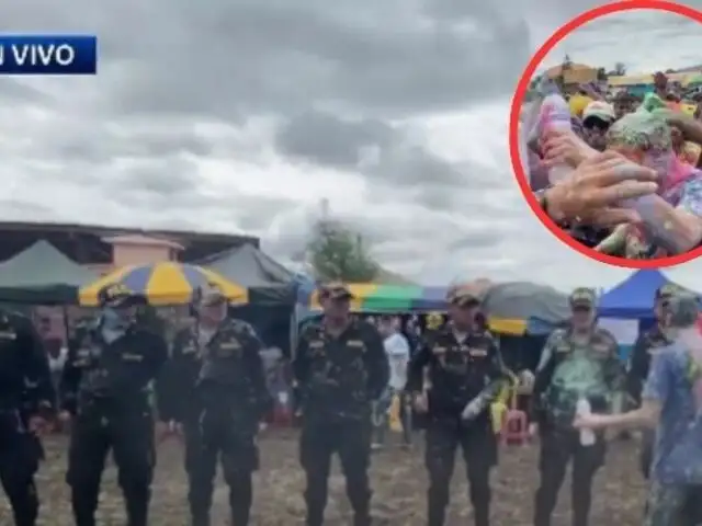 ¡Ni los policías se salvan! Turistas terminan con la ropa llena de pintura en Carnaval de Cajamarca