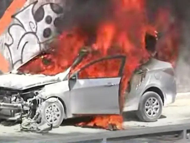 Miraflores: corto circuito provocó incendio de auto en la Vía Expresa